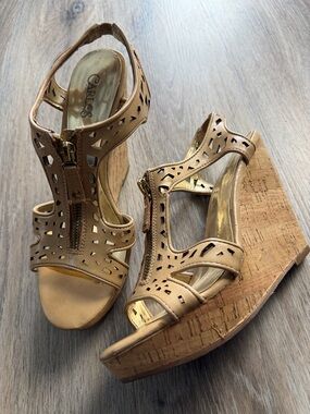 Carlos by Carlos Santana Tan Laser-Cut Zip Front Slingback Wedge Heels Size 8